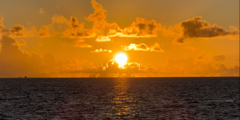 日本最南端の地平線に沈む夕日は壮観です